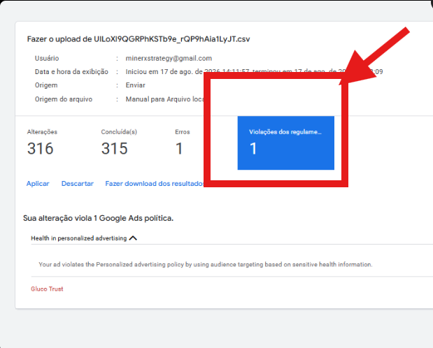 Resultado do upload no Google Ads com a seta apontando o cartão "Violações dos regulamentos"